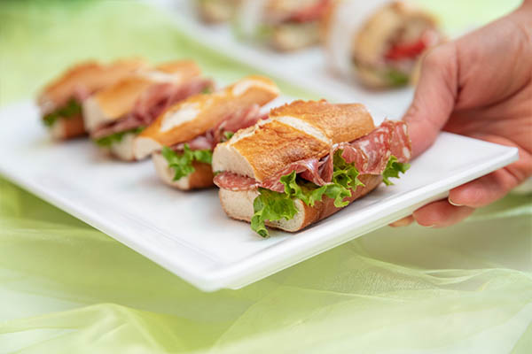 Belegte Baguette-Stücke des Cateringservice von Blessing-Kurz