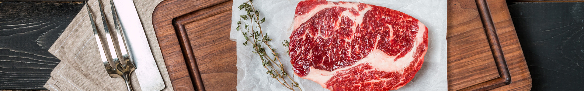 Marmoriertes Steak auf Schneidebrett