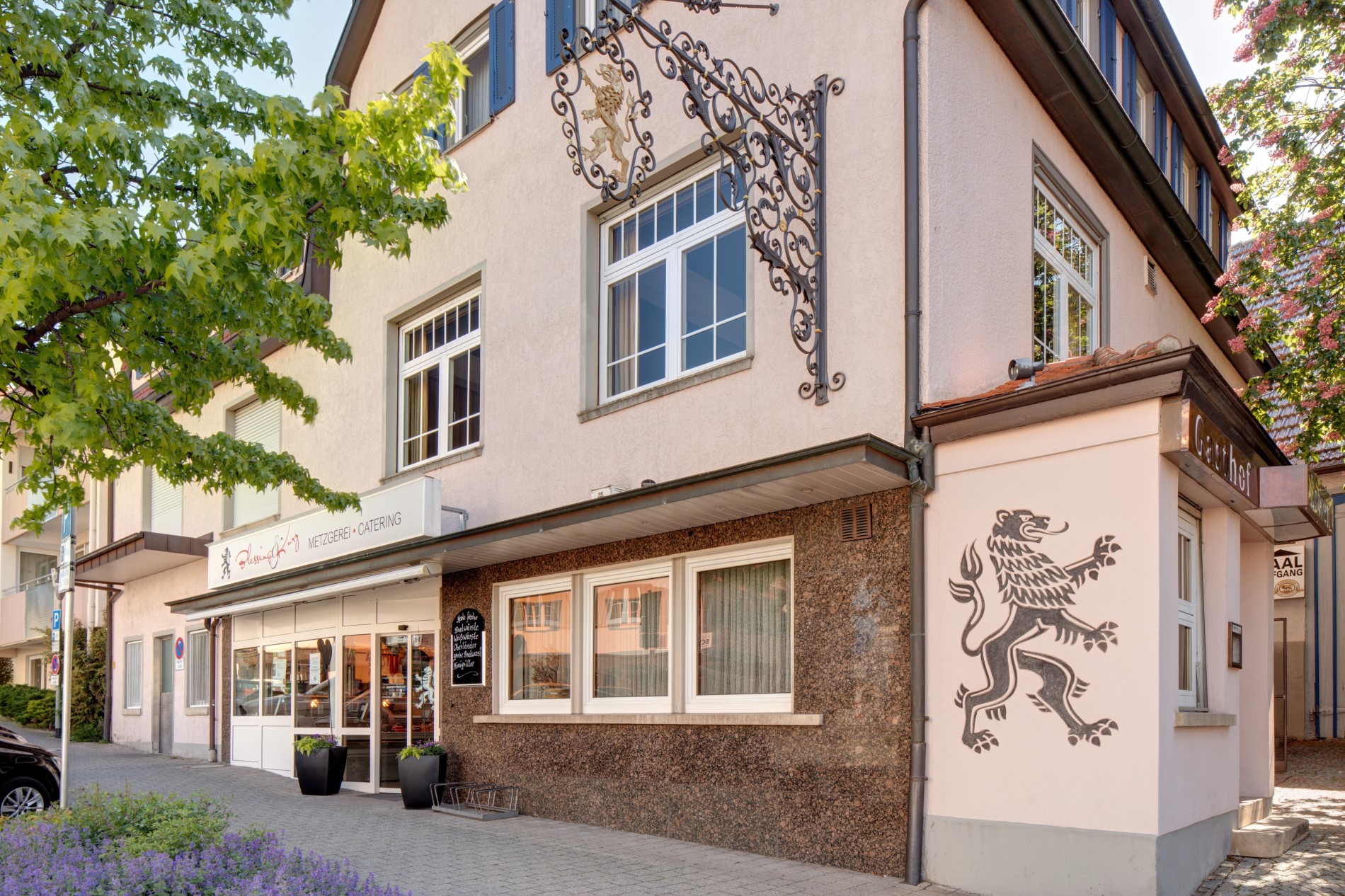 Außenaufnahme der Filiale in Köngen